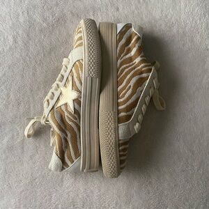 EUC Band of Gypsies Star Sneakers. Size 7